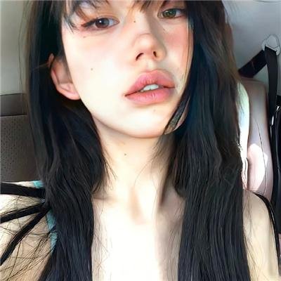 戴流苏耳环的少女